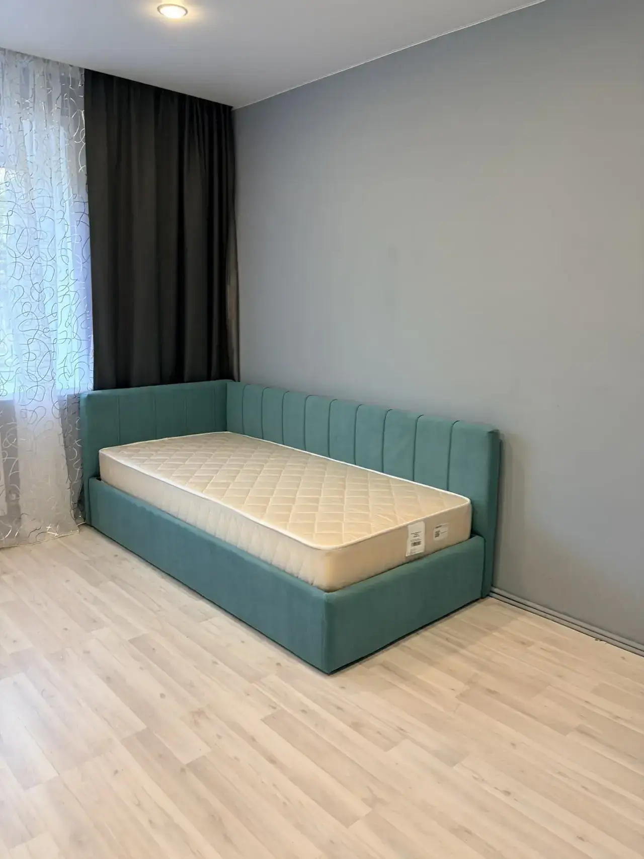 Кровать с угловой спинкой