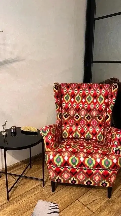 Кресло с ярким орнаментом